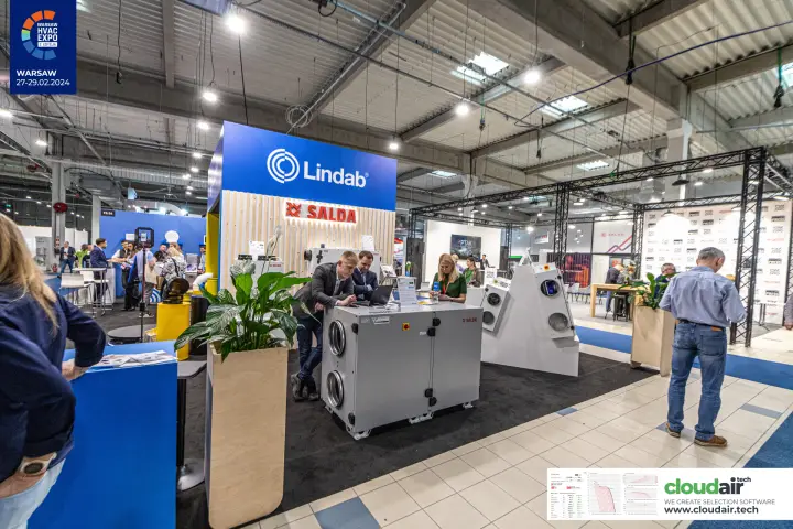 Salda heat recovery unit on the Lindab stand with a wooden slat wall at Warsaw HVAC Expo 2024