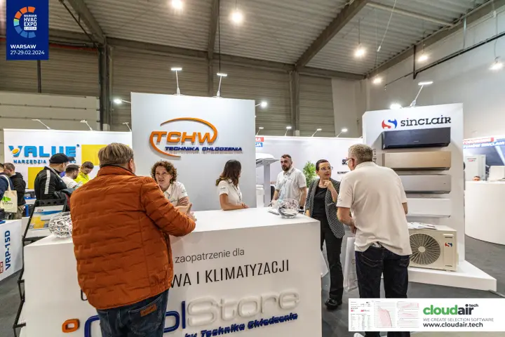 TCHW Technika Chłodzenia reception counter beside a Sinclair indoor unit display at Warsaw HVAC Expo 2024
