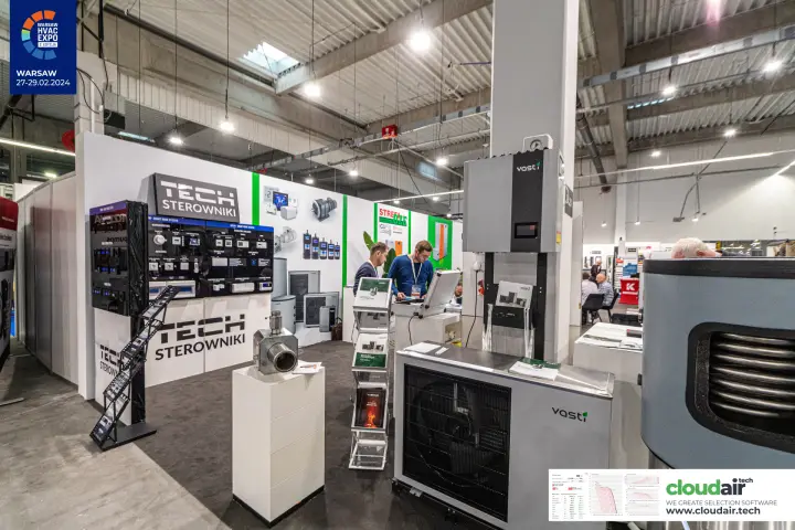 Tech Sterowniki controller wall beside a Vasti heat pump outdoor unit at Warsaw HVAC Expo 2024