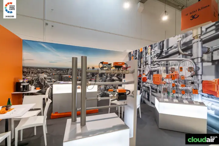 Belimo control valves and actuators mounted on a pipe rig at Warsaw HVAC Expo 2026