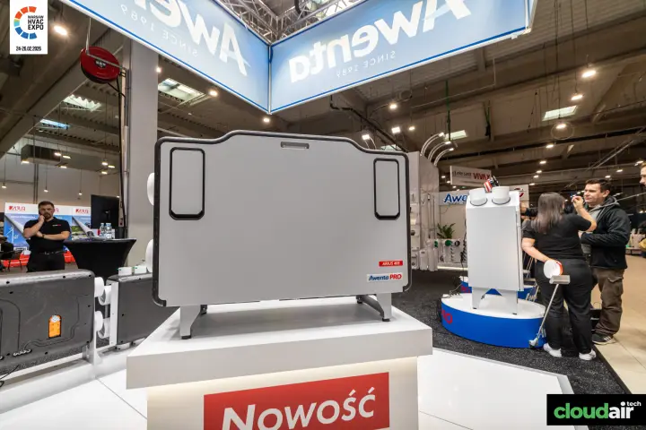 Close-up of the Awenta PRO Arius 405 unit on its "Nowość" plinth at Warsaw HVAC Expo 2026