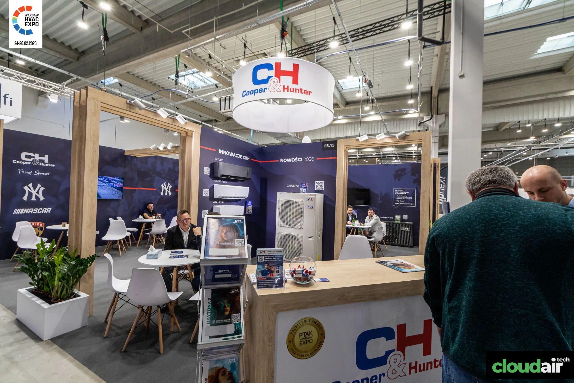 Cooper & Hunter stand with 2026 split units and award seal on counter at Warsaw HVAC Expo 2026