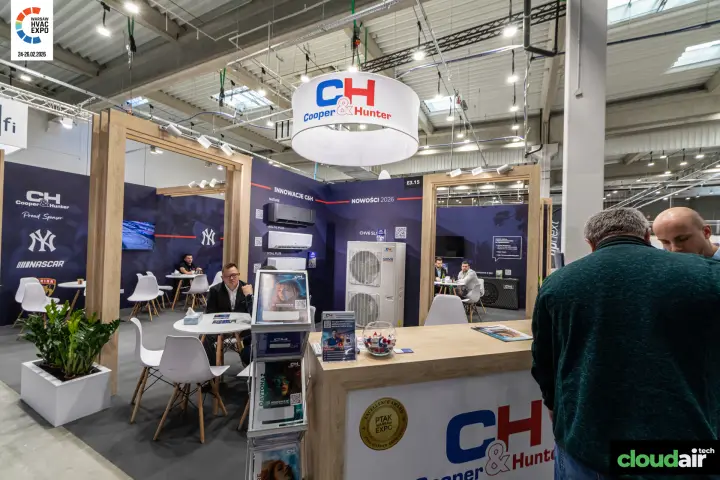 Cooper & Hunter stand with 2026 split units and award seal on counter at Warsaw HVAC Expo 2026