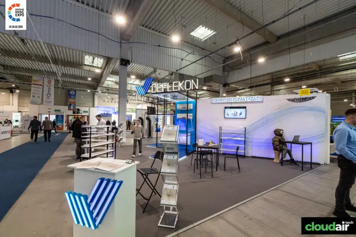 Deflekon stand with illuminated logo and split units on a blue wall at Warsaw HVAC Expo 2026