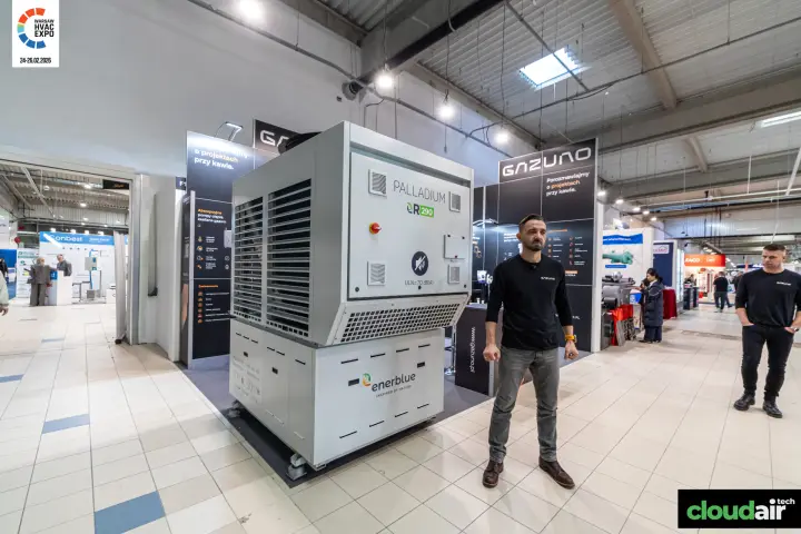 Enerblue Palladium R290 unit in front of the Gazuno stand at Warsaw HVAC Expo 2026