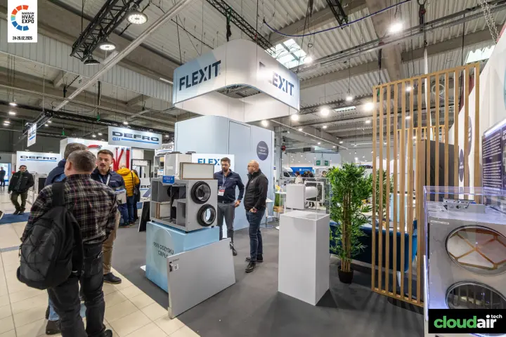 Flexit Nordic heat recovery unit with open panel on a '95% ODZYSKU CIEPŁA' plinth at Warsaw HVAC Expo 2026