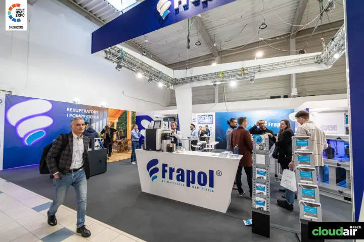 Frapol stand with coffee counter and 'REKUPERATORY I POMPY CIEPŁA' wall at Warsaw HVAC Expo 2026