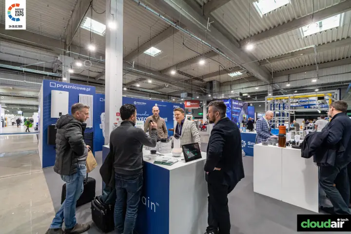 Green Drain counter with siphon samples beside the prysznicowe.pl wall at Warsaw HVAC Expo 2026