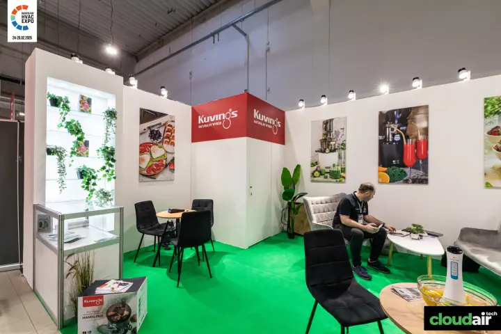 Kuvings lounge area with plant-filled display shelves and green carpet at Warsaw HVAC Expo 2026