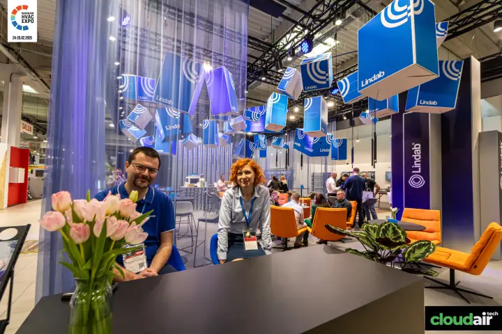 Lindab reception desk with tulips in front of the stand lounge