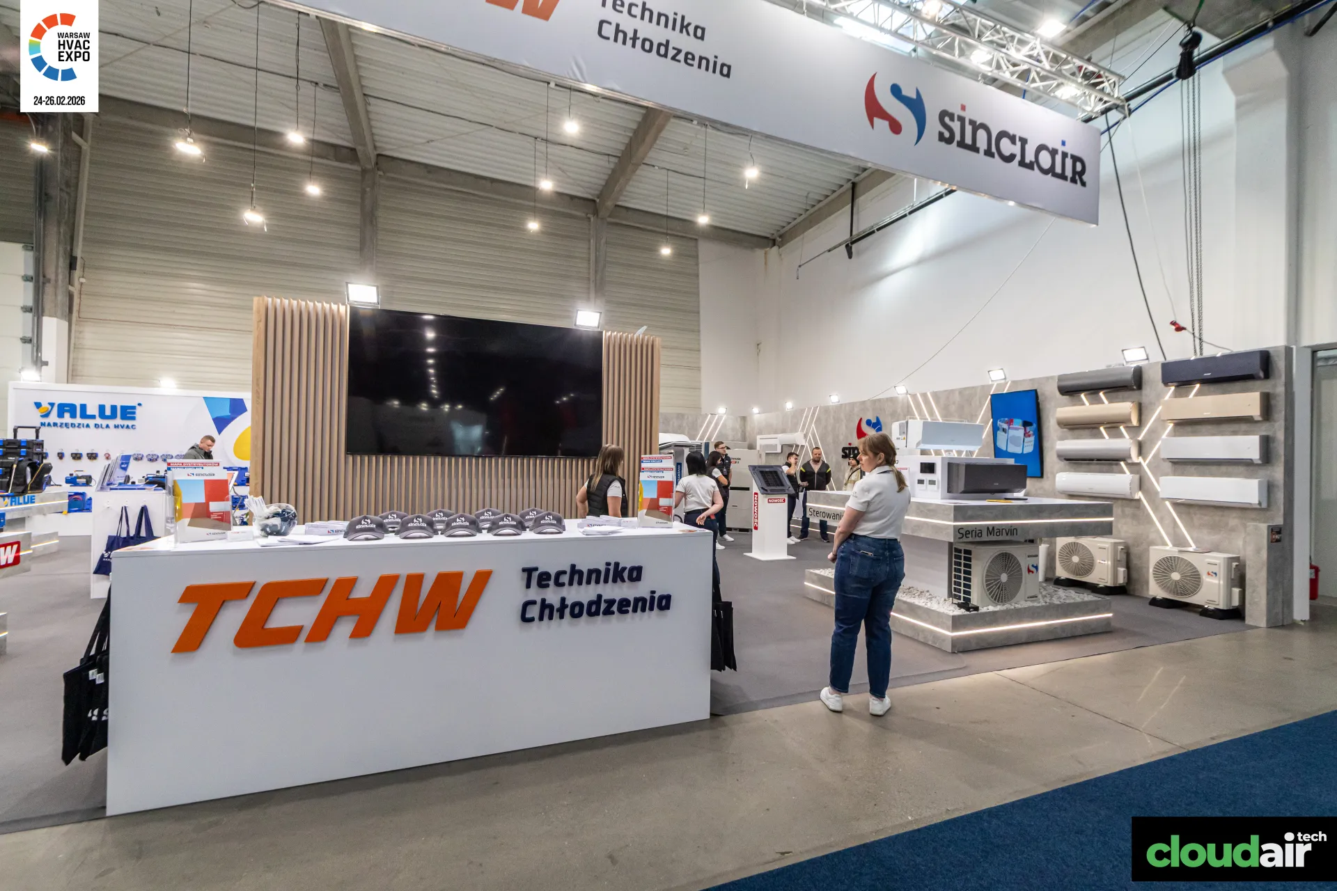 TCHW Technika Chłodzenia counter and Sinclair split units under hanging banner at Warsaw HVAC Expo 2026