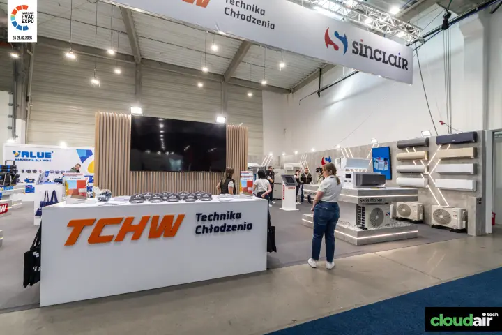 TCHW Technika Chłodzenia counter and Sinclair split units under hanging banner at Warsaw HVAC Expo 2026