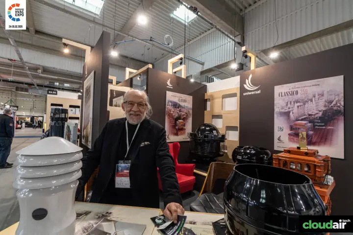 Uniwersal counter with white and black cowls and a Classico trophy at Warsaw HVAC Expo 2026