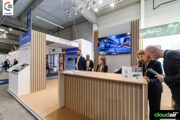 Ventmann wood-slat counter and entrance portal promoting the Coanda effect at Warsaw HVAC Expo 2026