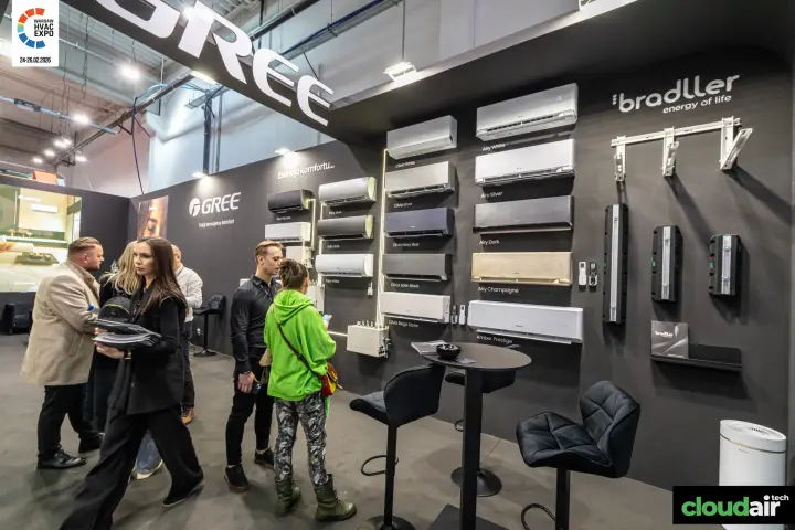 Visitors at the Gree split AC colour wall and Bradller bracket panel at Warsaw HVAC Expo 2026