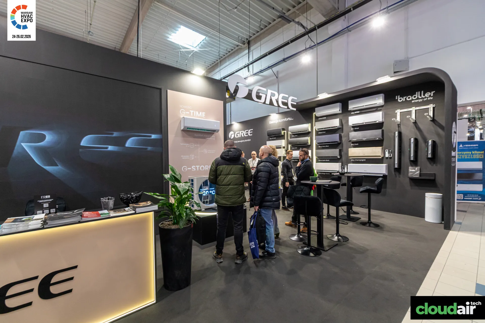 Wide view of the black Gree stand with G-Time panel and split unit wall at Warsaw HVAC Expo 2026