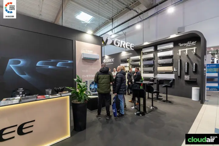 Wide view of the black Gree stand with G-Time panel and split unit wall at Warsaw HVAC Expo 2026